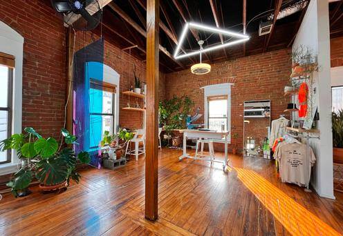 Unique and spacious salon studio downtown with rooftop